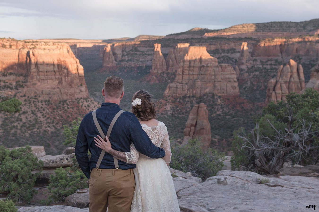 Bride and groom overlook the Colorado National Monument