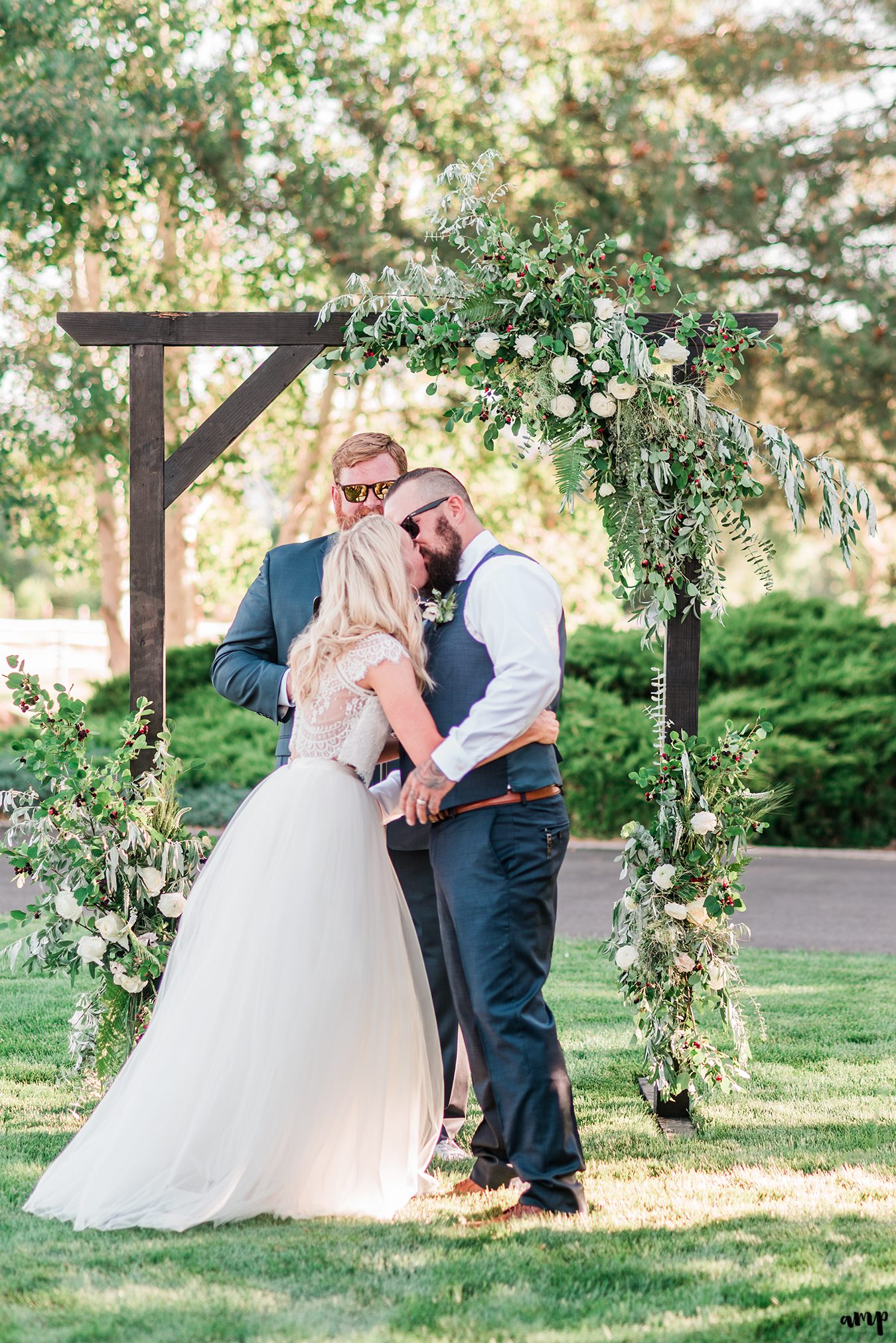 Beth and Dustin's first kiss | Grand Junction Backyard Wedding | amanda.matilda.photography